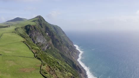 Drohnenaufnahmen-Von-Dramatischen-Klippen-über-Dem-Atlantik-Auf-Der-Insel-Sao-Jorge,-Azoren,-Portugal