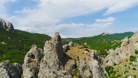 paisaje montañoso con formaciones rocosas
