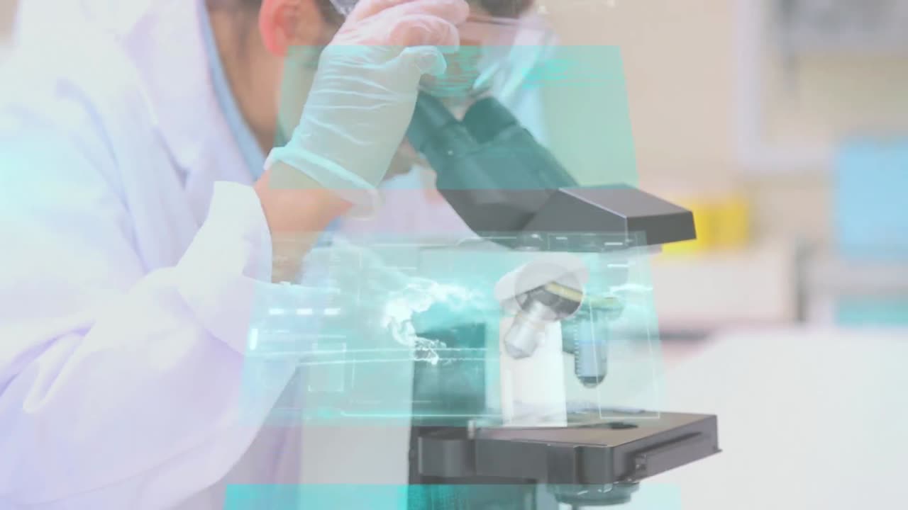 animación del procesamiento de datos sobre una científica caucásica usando un microscopio