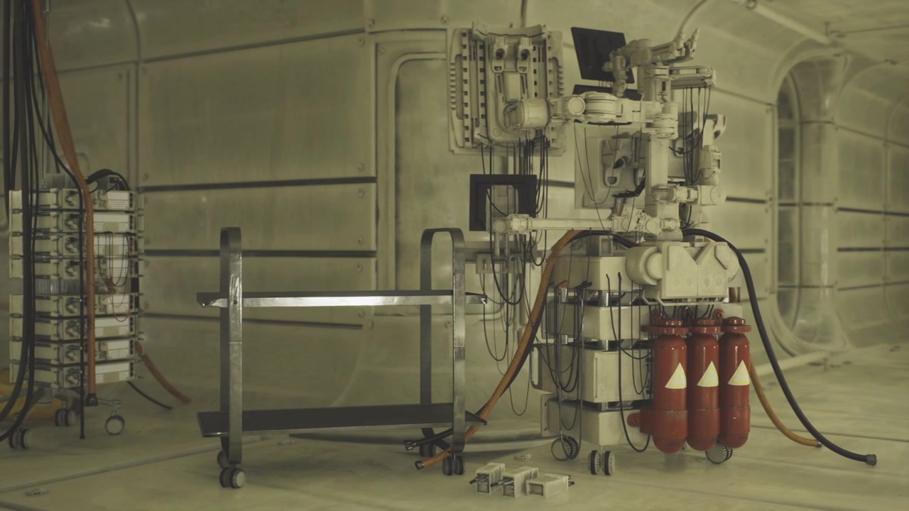 Stazione di riparazione con pacchi energizzati e un'atmosfera di attrezzi sparsi