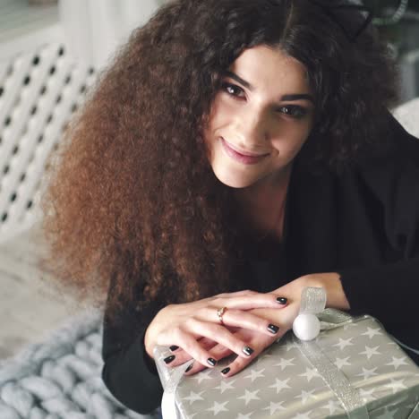 una mujer hermosa con un regalo de navidad.