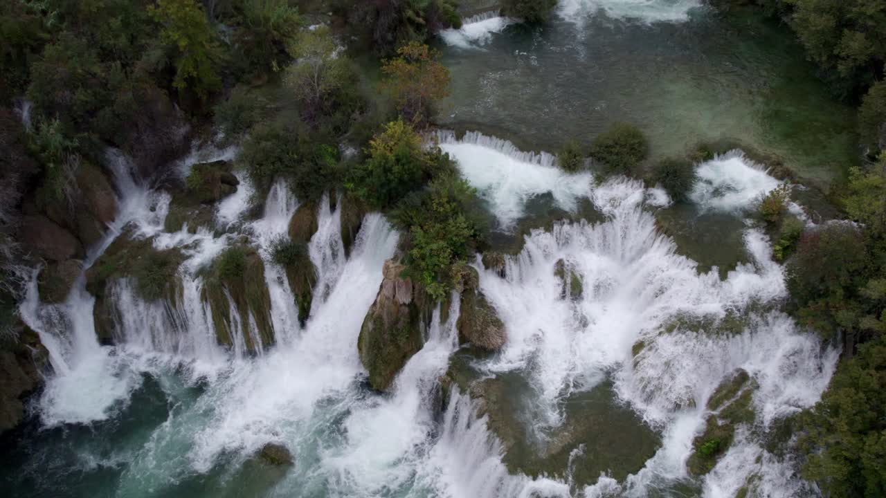 Veduta aerea della cascata di Krka in un fiume sereno e foresta lussureggiante, Croazia
