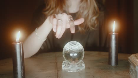 la mujer está girando alrededor de una bola de cristal, atmósfera mística y esotérica