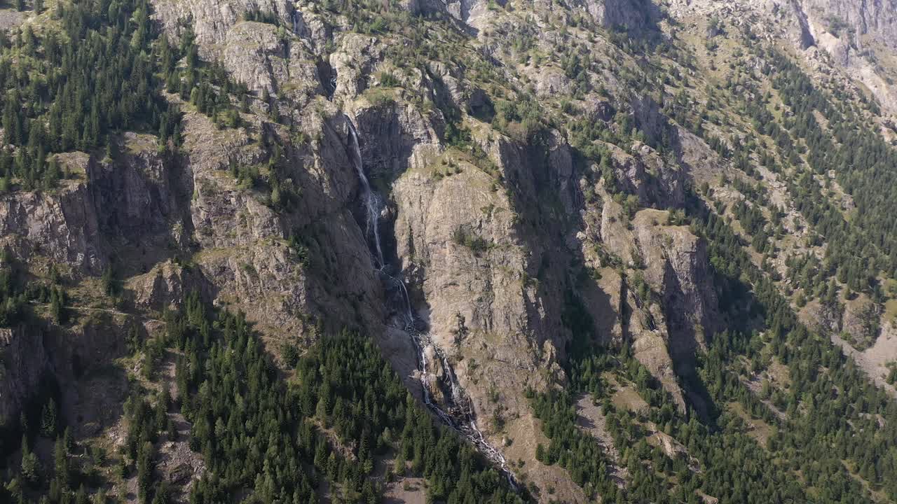majestuosa toma de una cascada en los acantilados del desfiladero de verdon en francia