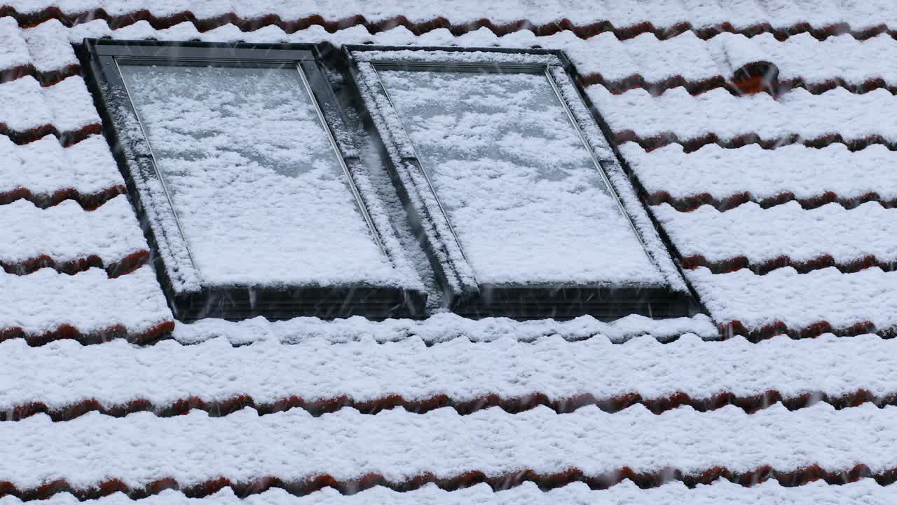 ventanas del techo bajo la nieve (bucle)