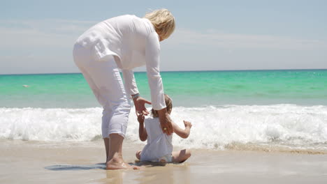 Mutter-Und-Kleines-Mädchen-Genießen-Strand-Wasser-Planschen