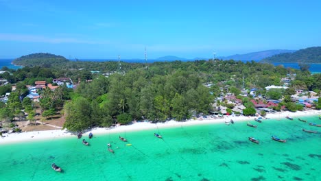 Barcos-De-Cola-Larga-En-La-Playa-De-Ensueño-En-Aguas-Turquesas