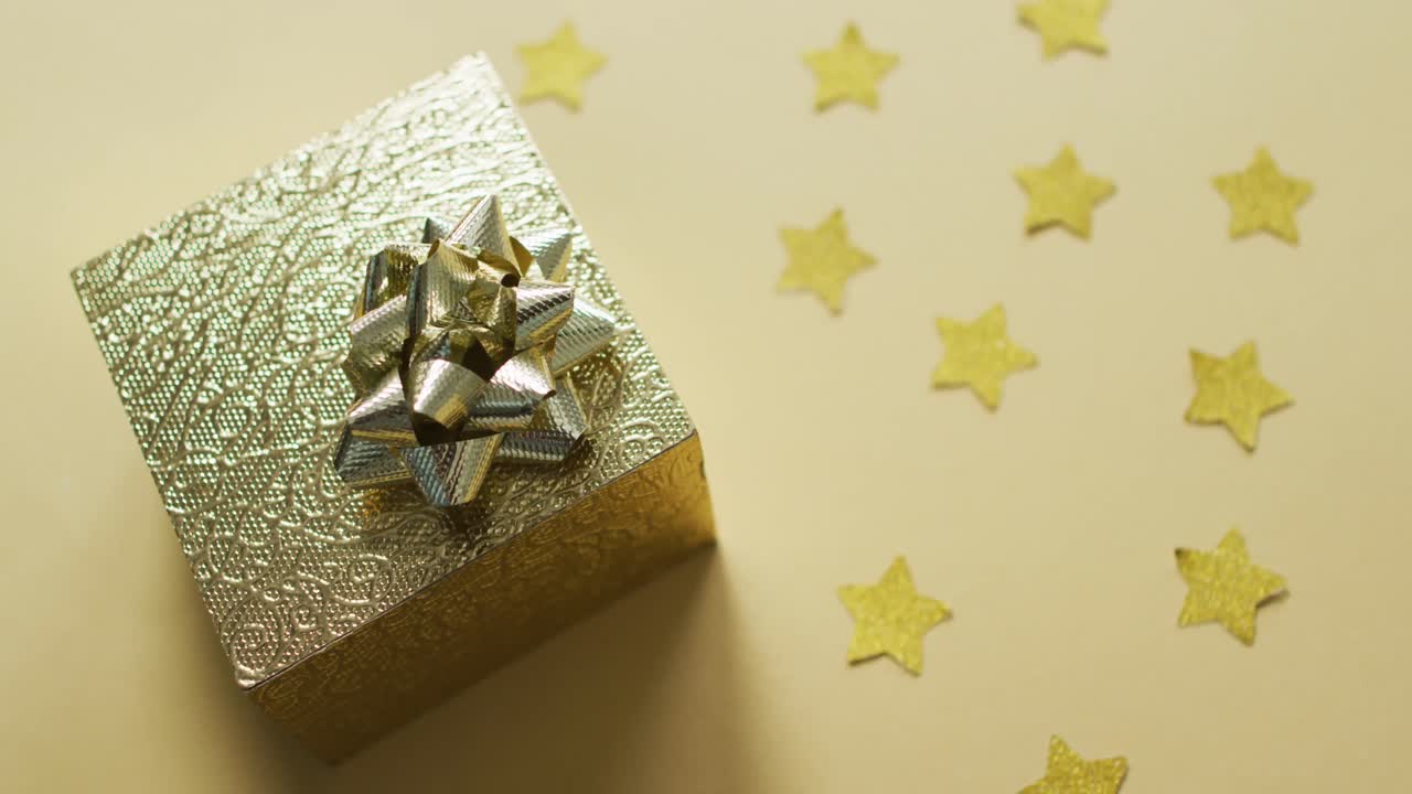 video de decoraciones de navidad con regalo de oro sobre fondo verde