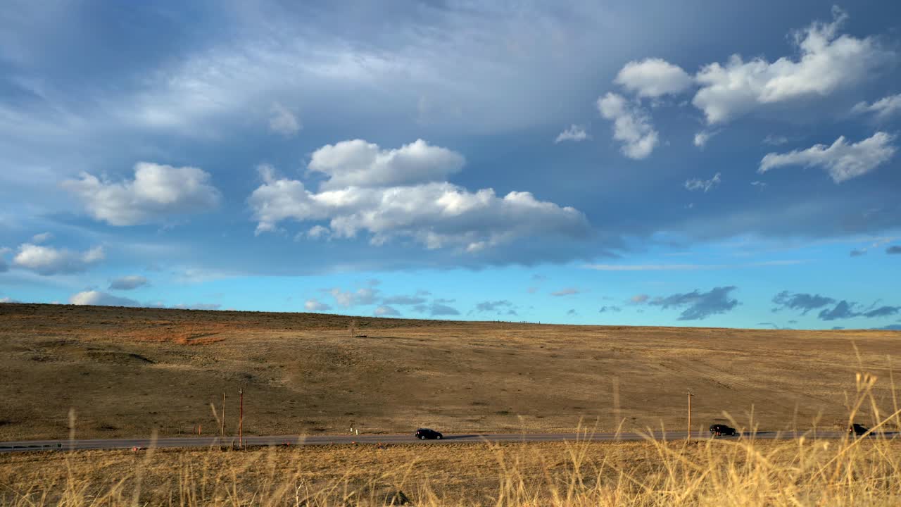 Biler kører på landet i Boulder, Colorado.