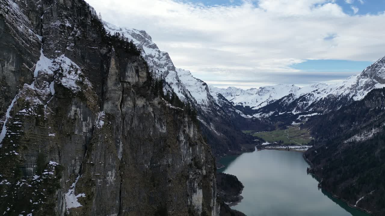 klöntalersee suiza famoso lago y acantilados - bueno para el time lapse