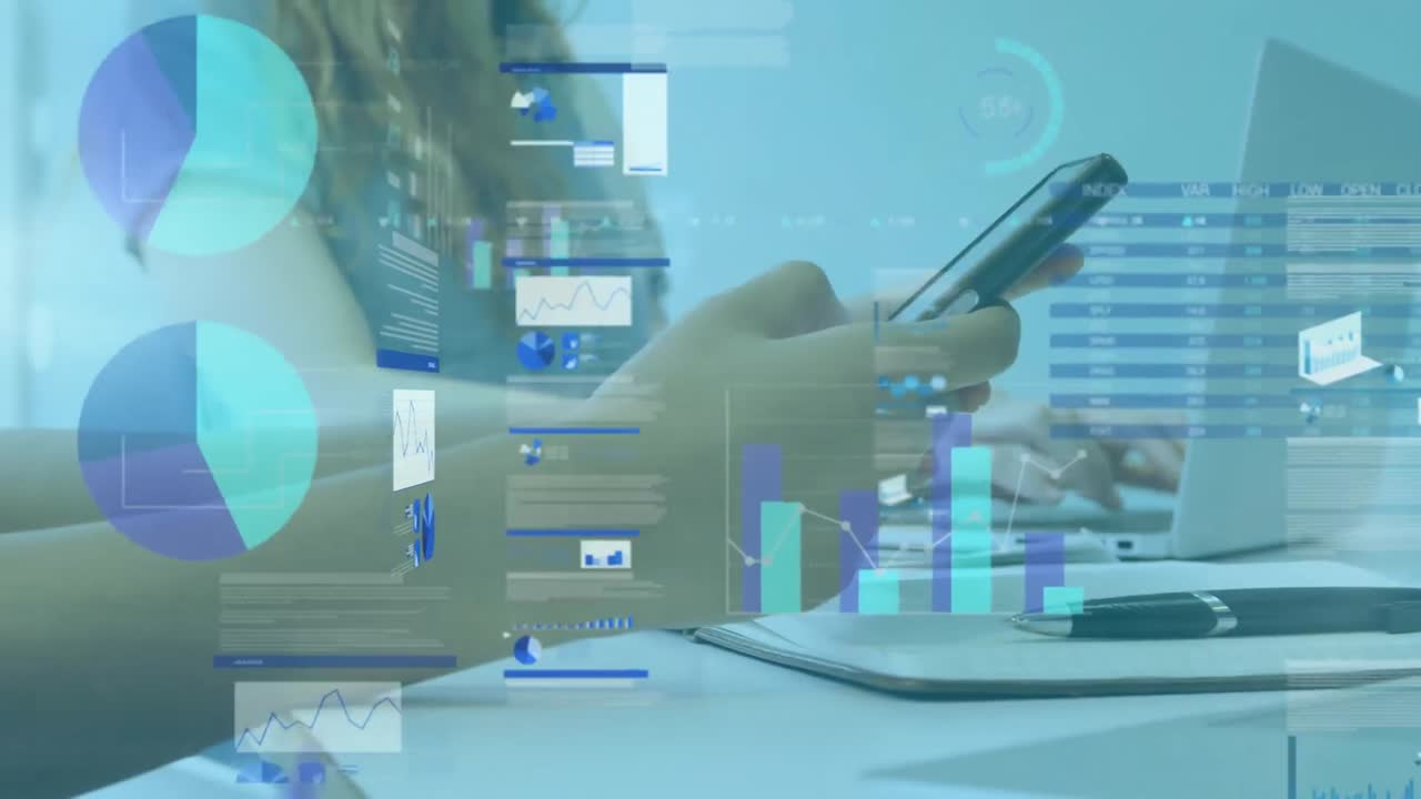 animación del procesamiento de datos financieros sobre una mujer de negocios caucásica que usa un teléfono inteligente
