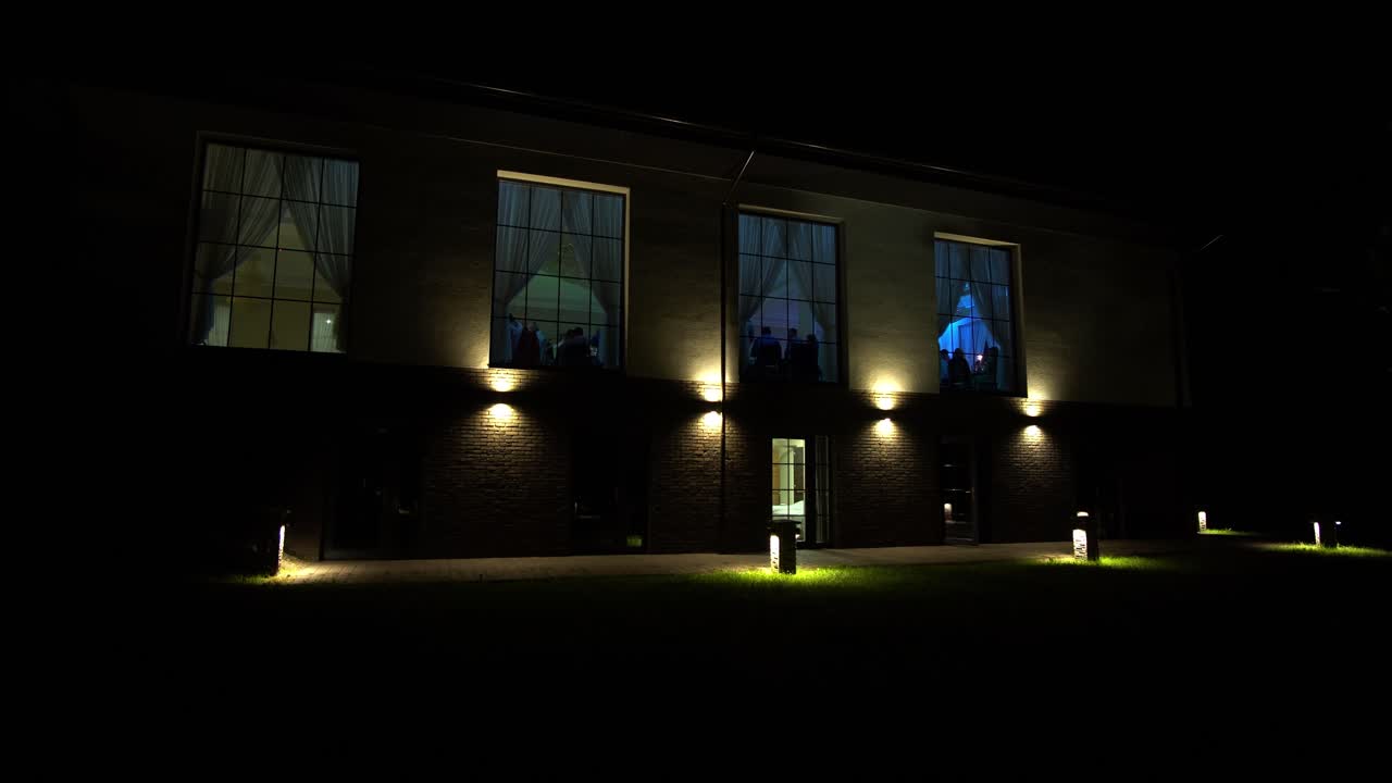 fiesta desde afuera, durante la noche-1