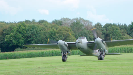 video del famoso avión mosquito de la segunda guerra mundial y el bombardero lincoln taxando juntos en una base de la fuerza aérea de la raf en lincolnshire, reino unido