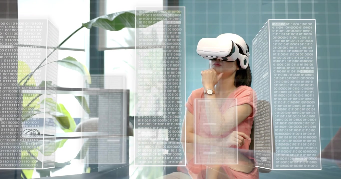Technický specialista si nasazuje VR headset, poté klepe do vzduchu a odhaluje panely binárních dat pro analýzu.