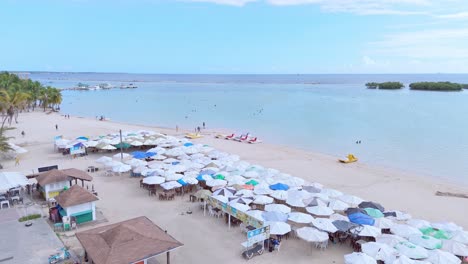 Establecedor-De-Drones-Playa-De-Arena-Tropical-Boca-Chica,-Destino-De-Viaje-Exótico