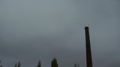 incline hacia abajo a un disparo de niebla solitaria de kiev, ucrania
