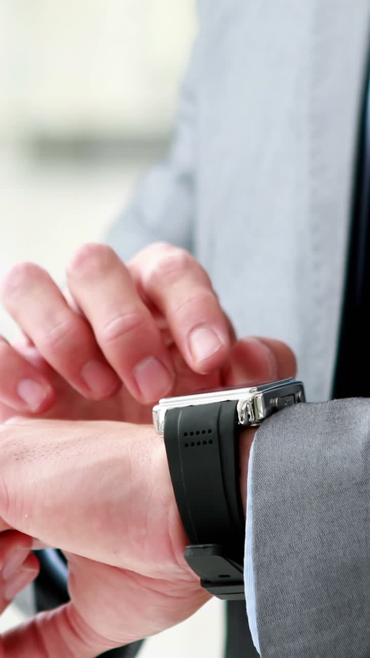 hombre de negocios usando su reloj inteligente