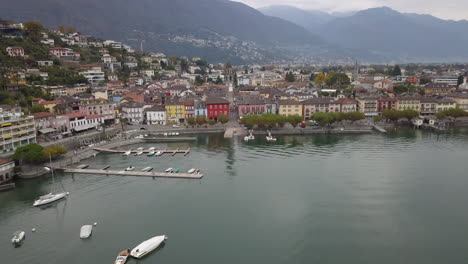 Antena-Hacia-Atrás-Del-Paisaje-Urbano-De-Ascona-A-Orillas-Del-Lago-Maggiore