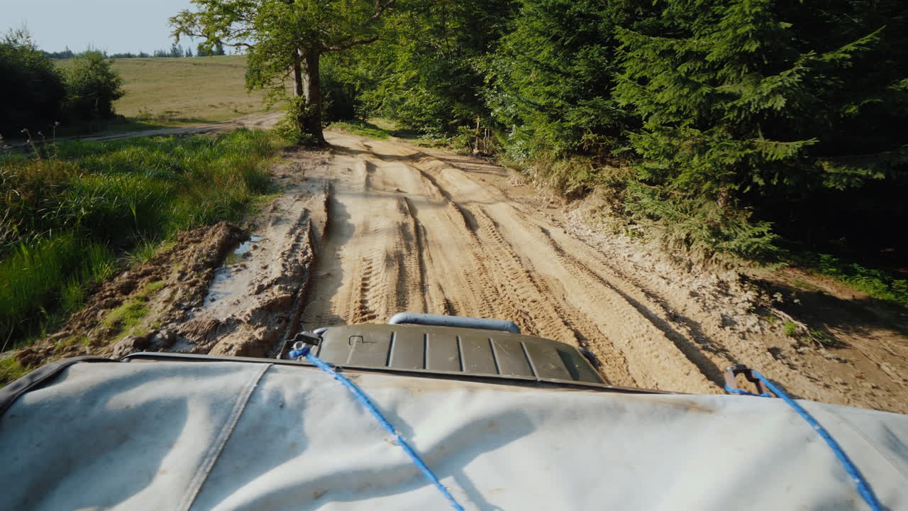 paseos en todoterreno en un camino de tierra extremadamente malo una vista superior estabilizada en un disparo de 3 ejes