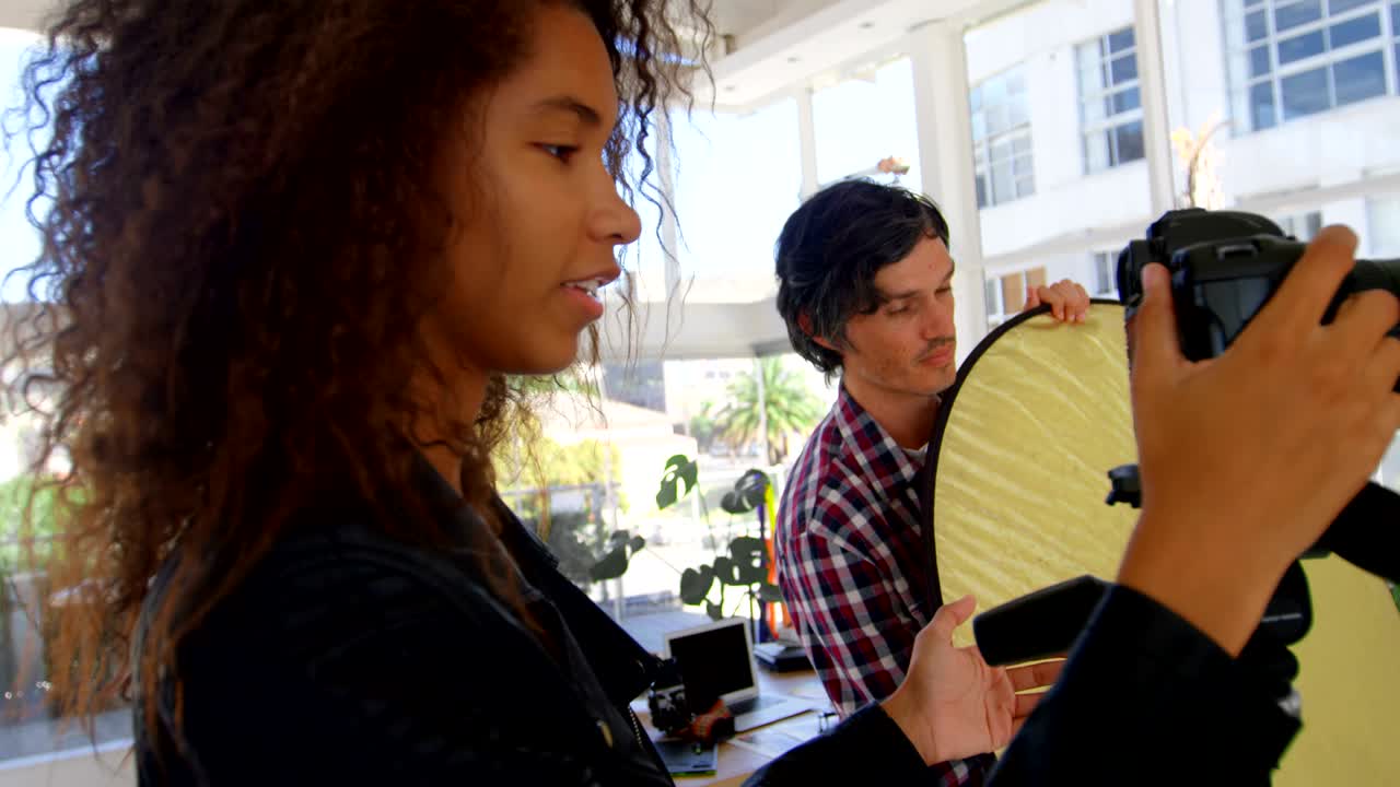 fotógrafa haciendo una sesión de fotos 4k