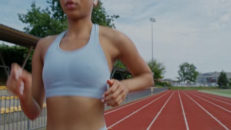 mujer corriendo en una pista