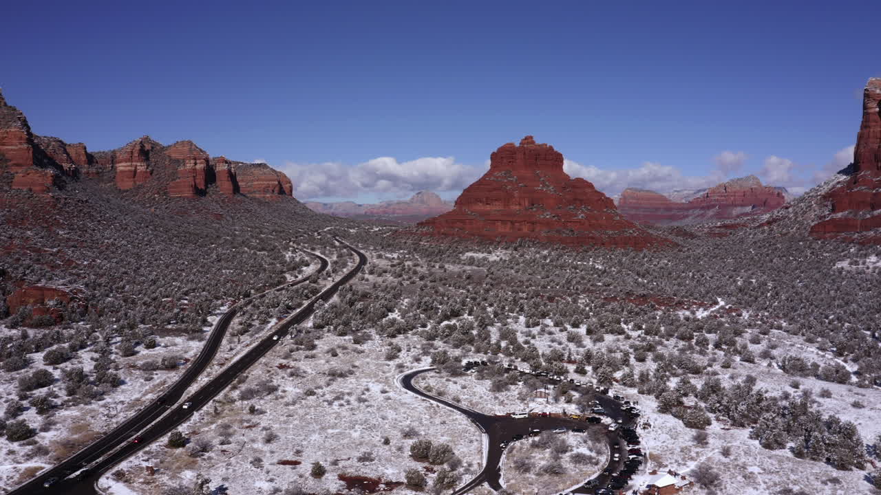 pan aéreo de bell rock y courthouse butte y castle rock, sedona arizona - después de una nevada