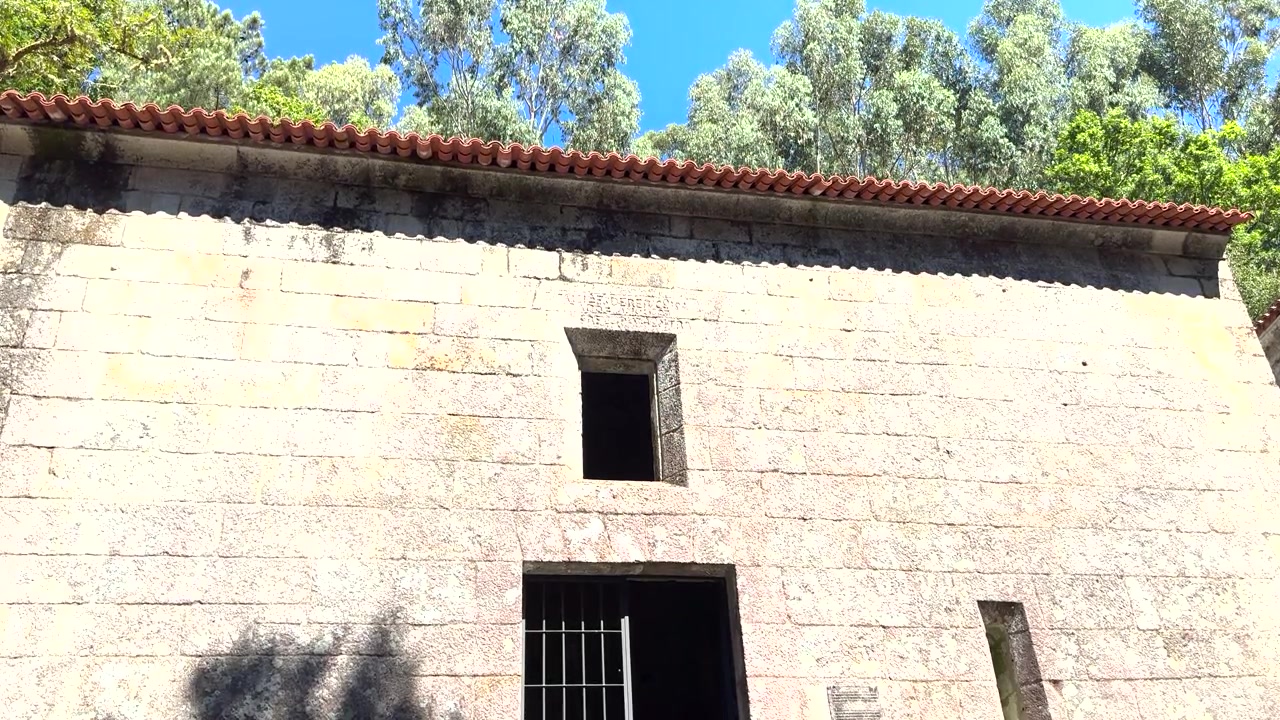 Facciata in pietra di un monastero a San Pedro de Rocas a Esgos, Ourense, Galizia, Spagna