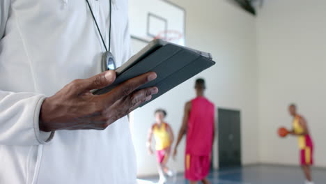 Afroamerikanischer-Trainer-Auf-Einem-Basketballplatz