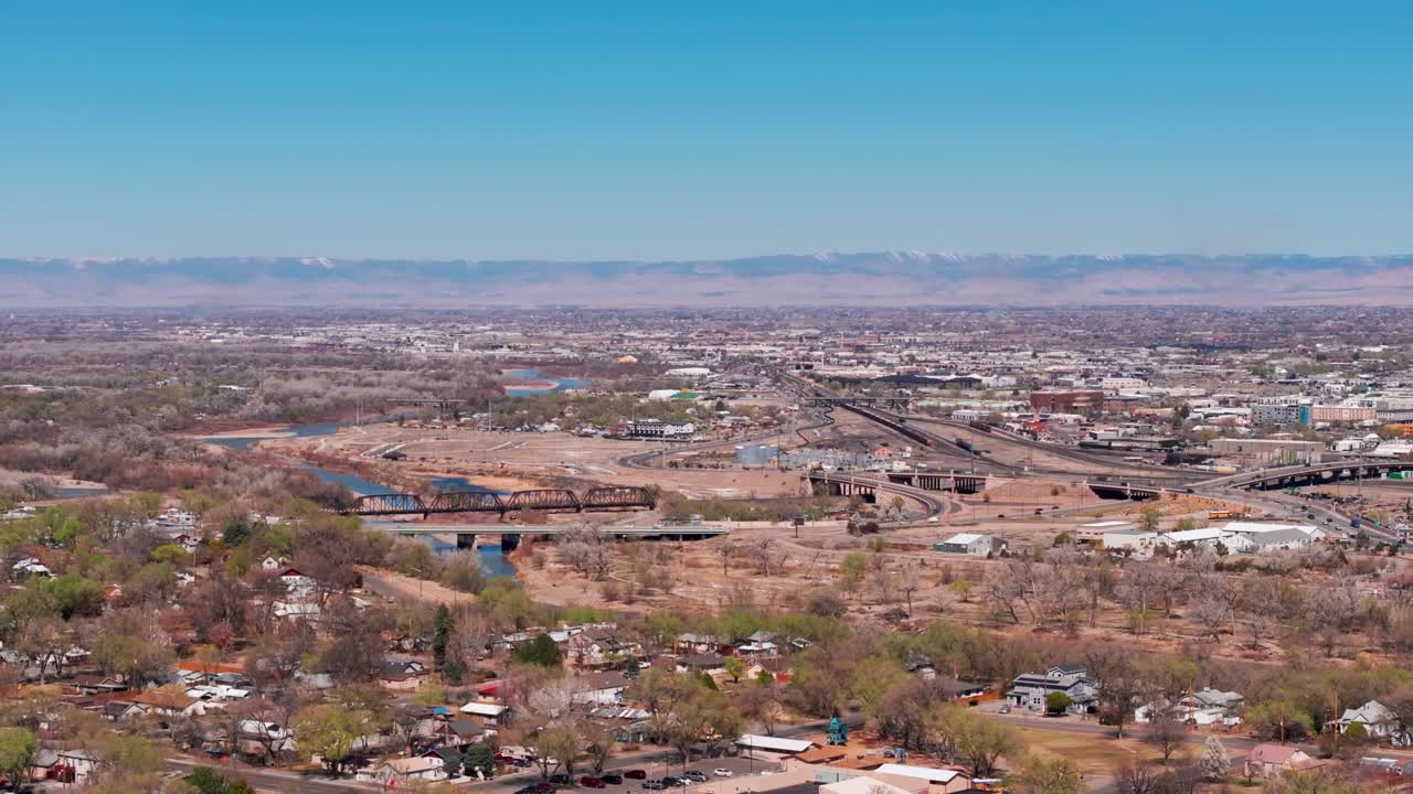 콜로라도 주 그랜드 션에 있는 i-70에 있는 교통의 드론 상영.