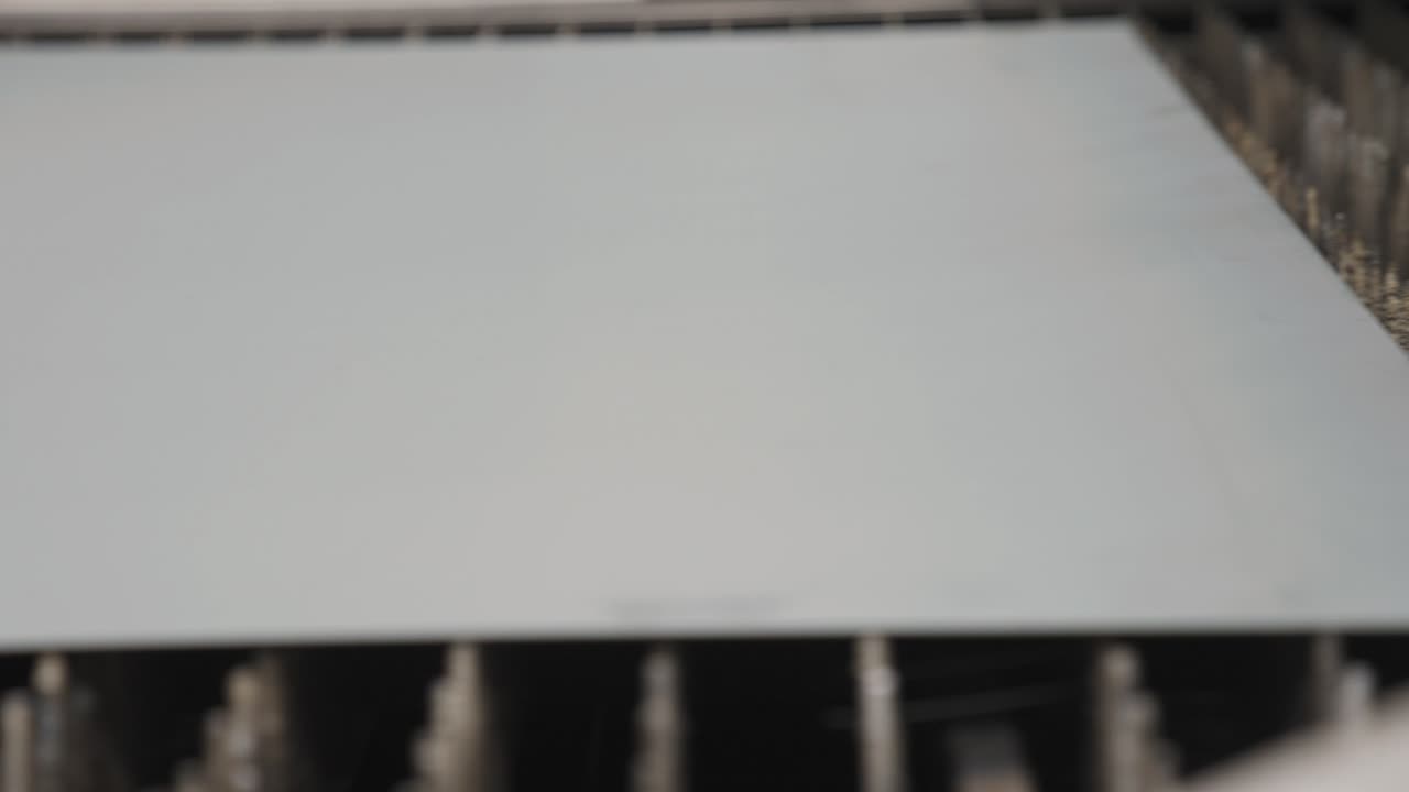 hoja de metal en la plataforma deslizante que se mueve hacia la máquina cnc, primer plano