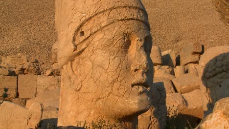 las grandes cabezas arqueológicas en la cima del monte nemrut turquía 1