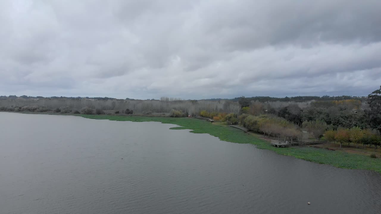 흐린 가을 날에 큰 호숫가의 공중 전망