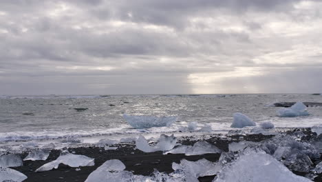 Timelapse-De-Icebergs-En-La-Playa-De-Diamantes-Con-Vista-Al-Mar-Islandia