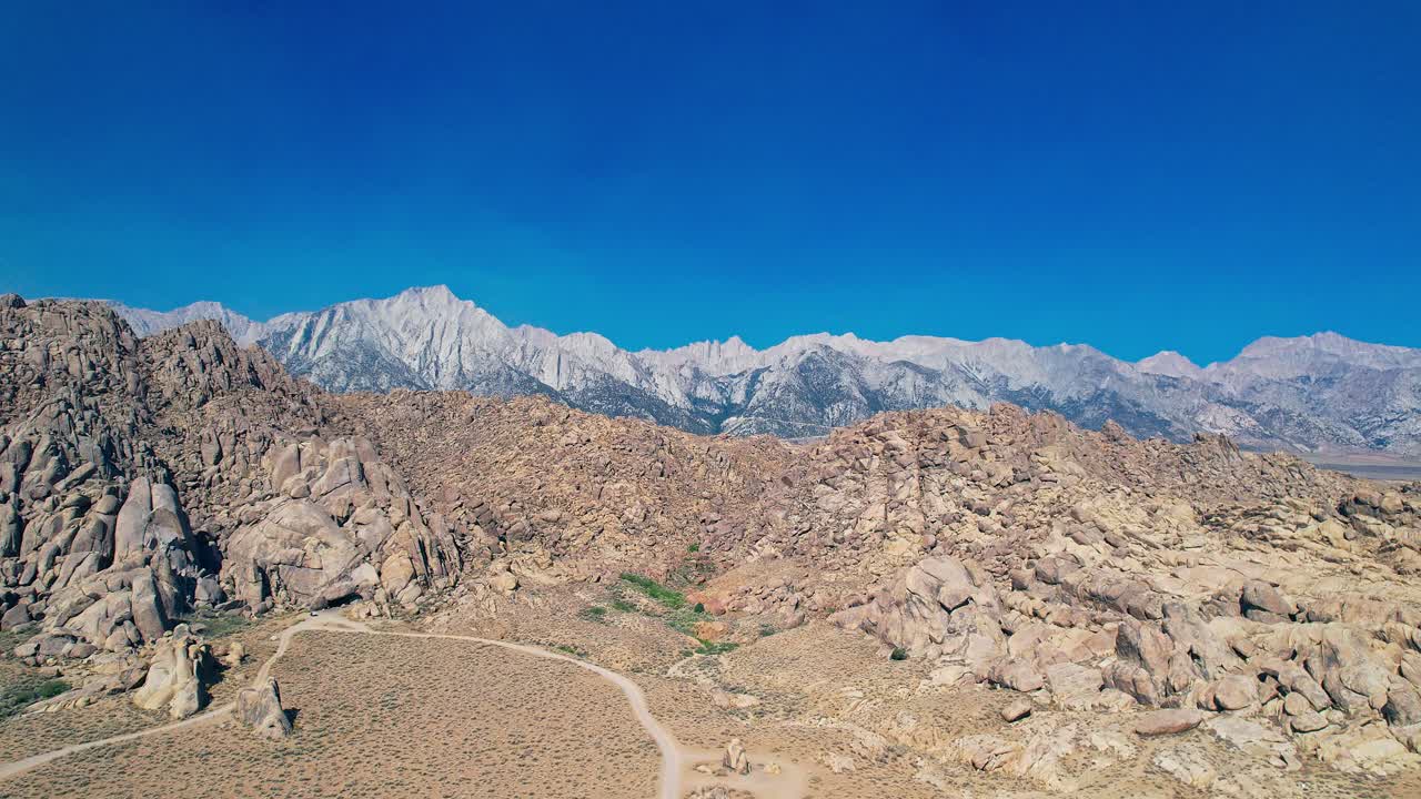 고독한 소나무 캘리포니아 4k 드론 영상의 앨라배마 언덕 높은 고도가 휘트니 산을 배경으로 바위 지형을 뒤로 당깁니다.