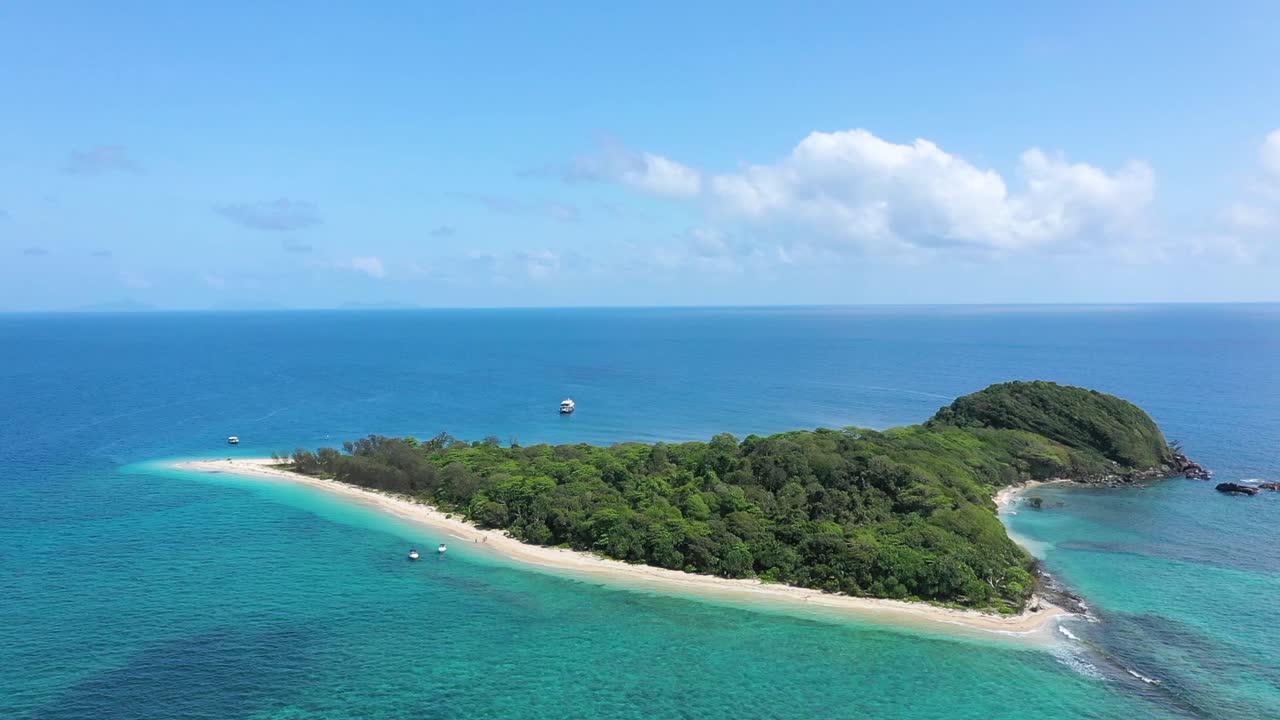 una vista aérea muestra los barcos acercándose a las islas frankland frente a queensland australia