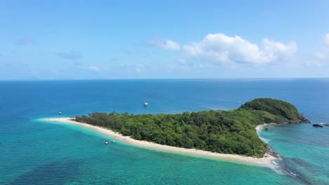 Eine-Luftaufnahme-Zeigt-Boote,-Die-Sich-Den-Frankland-Islands-Vor-Queensland-Australien-Nähern