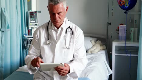 Männlicher-Arzt,-Der-Auf-Der-Station-Ein-Digitales-Tablet-Verwendet