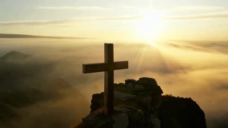 cruz de madera en la cima de la montaña al amanecer o al atardecer