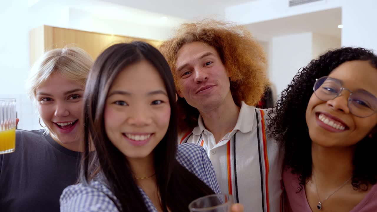 En grupp vänner som tar en selfie