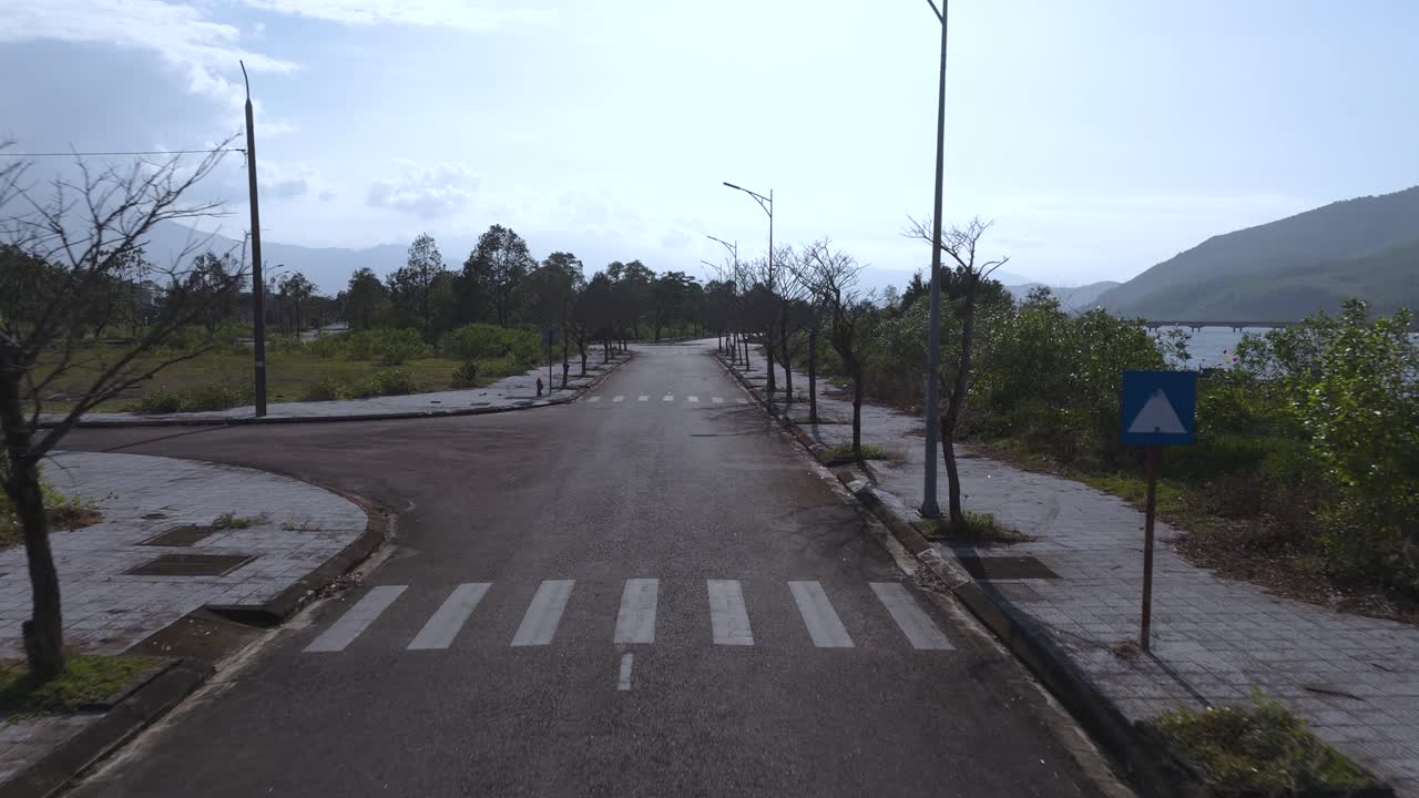 Sorvolo di un'area dall'aspetto apocalittico in Vietnam.