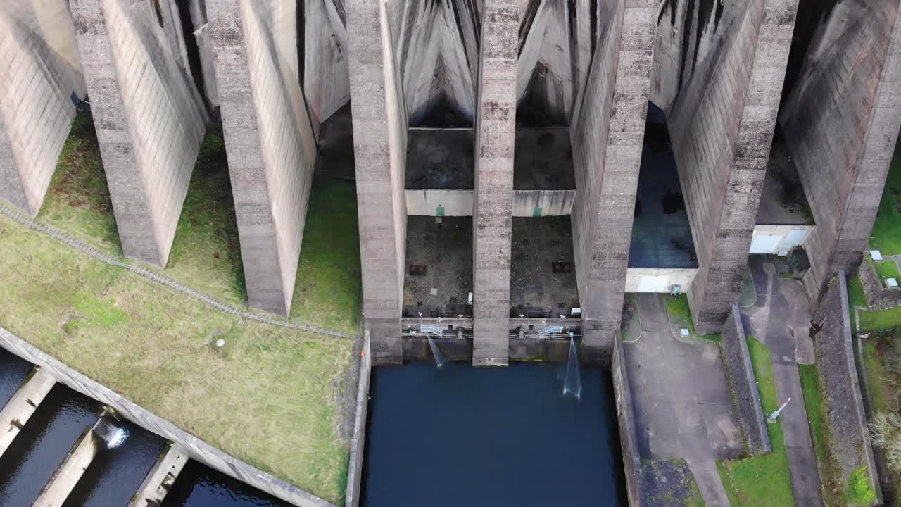 버트레스 구조의 틸트 업 공개가 있는 윔블볼 호수의 콘크리트 댐에 대한 공중 하향식 전망