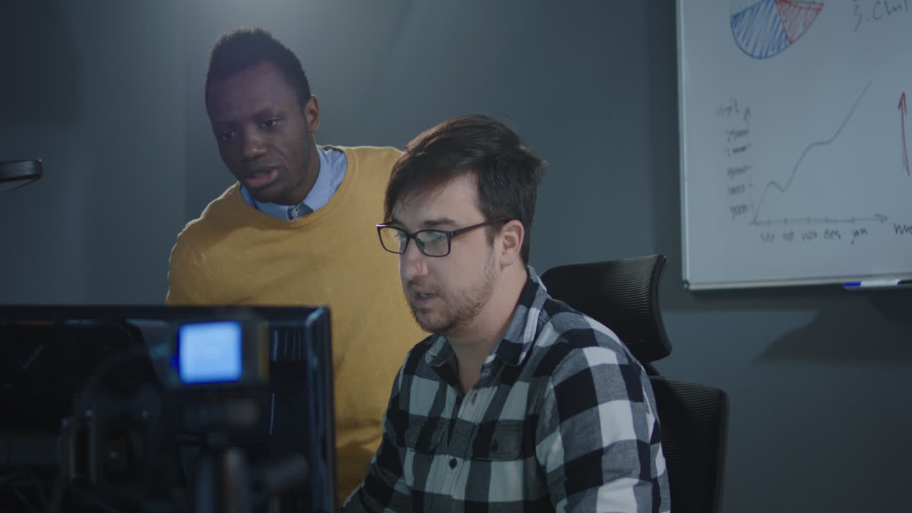 Two colleagues collaborating in the office