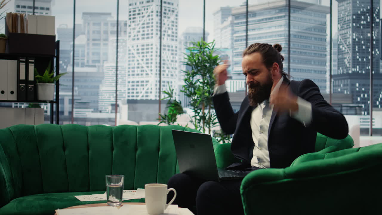 Video verticale: CEO orgoglioso e soddisfatto che mima la chitarra ad aria, canta e celebra un successo.