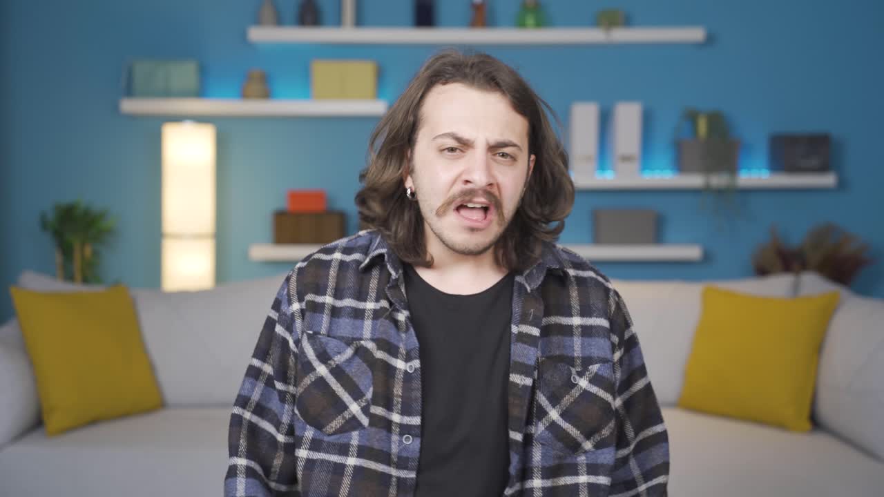 신경 ⁇ 약에 걸린 남자가 소리친다.