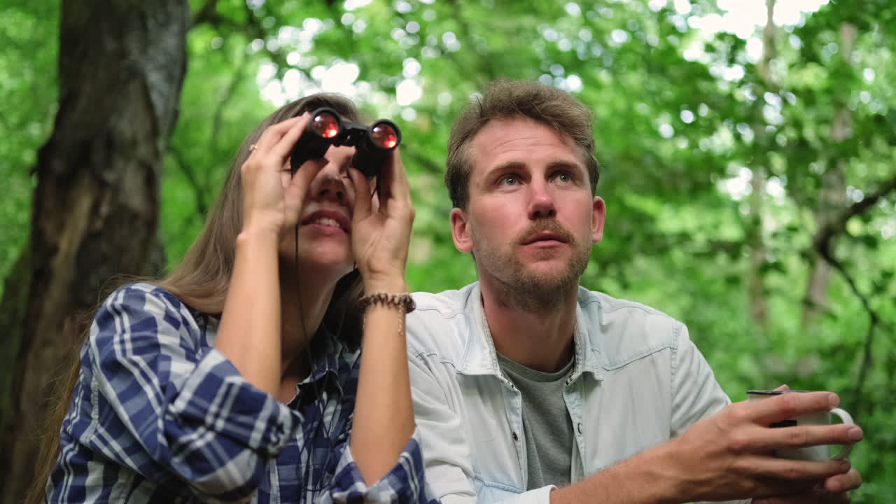 pareja disfrutando de la naturaleza con binoculares