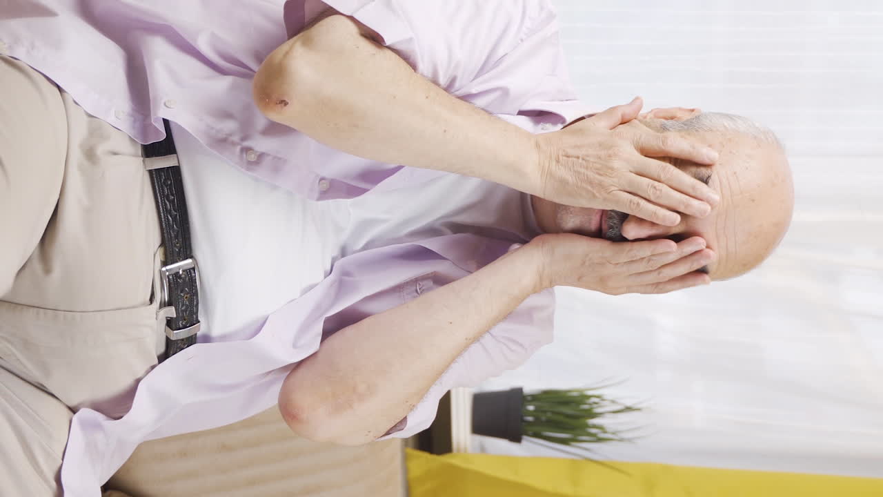 좋은  ⁇ 새가 나는  ⁇ 은이의 수직 비디오는 행복합니다.