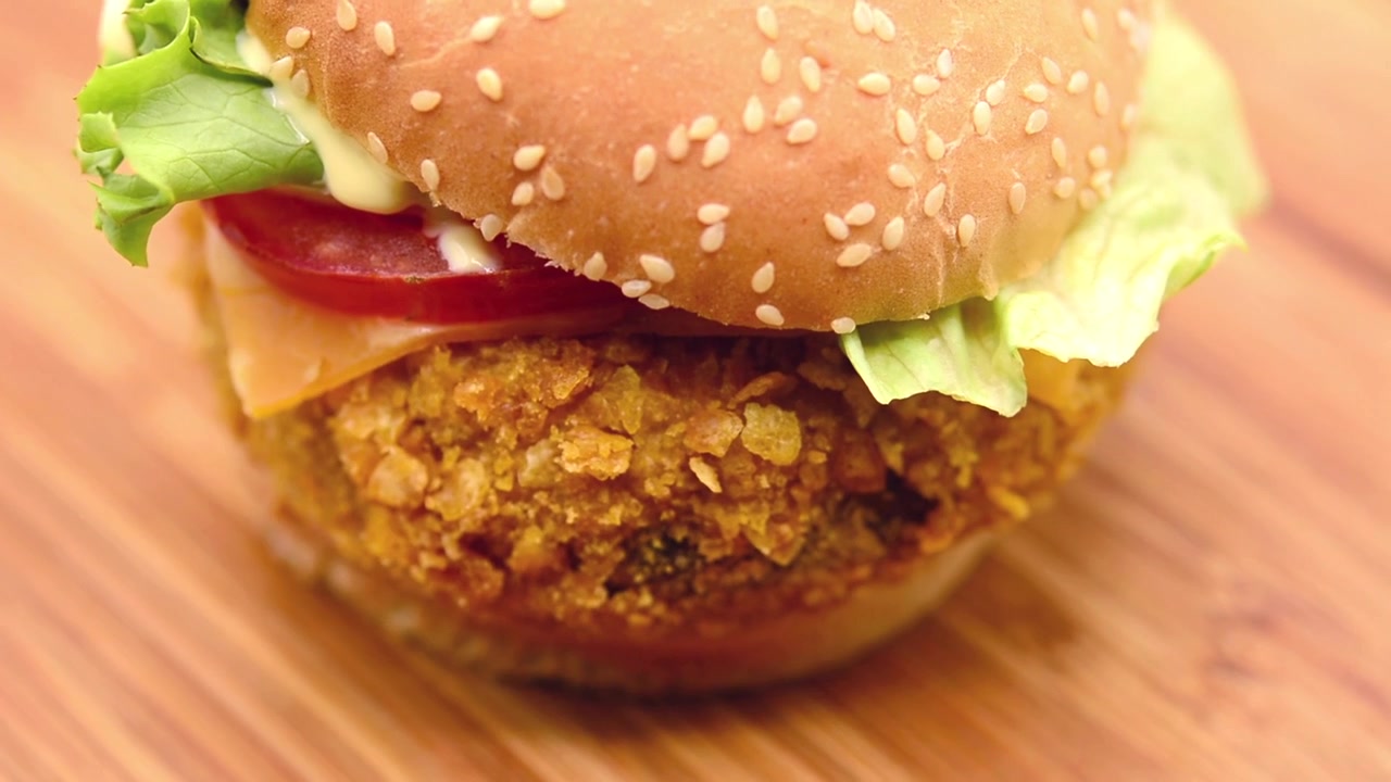 Filmato di hamburger di pollo in rotazione