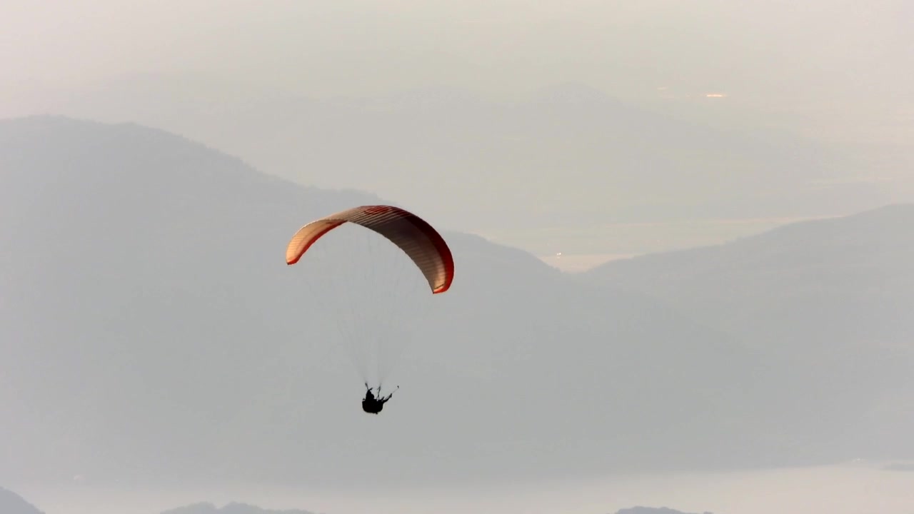 Gün Batımında Dağlık Manzarada Süzülen Yamaç Paraşütü