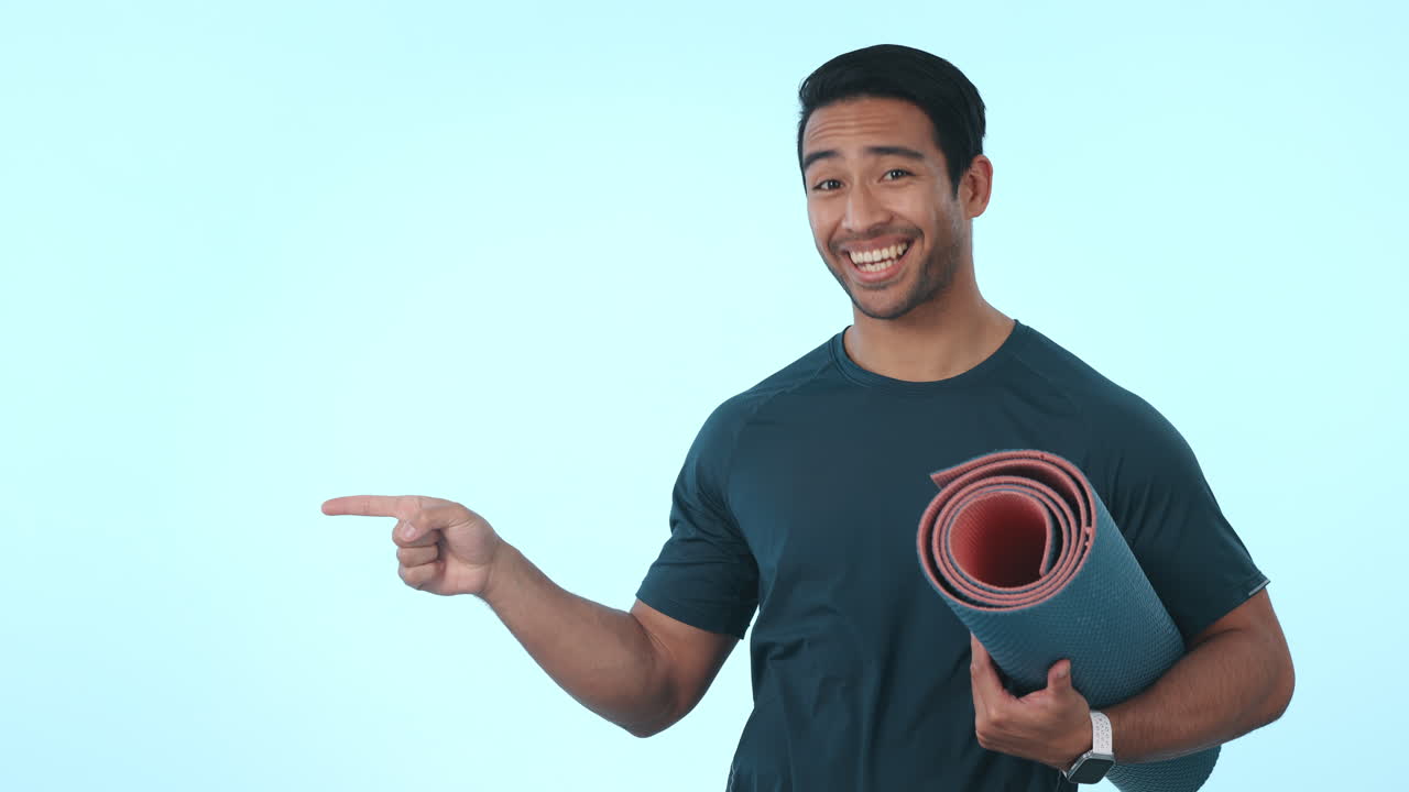 hombre feliz asiático, yoga y señalando a la lista