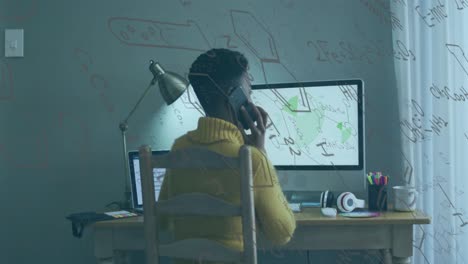 animación del procesamiento de datos sobre una mujer de negocios afroamericana que usa un teléfono inteligente